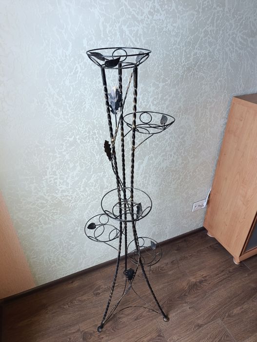 Кована, металева підставка для квітів ( 5 вазонів).