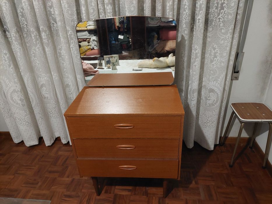 Cómoda ou Camiseiro com Espelho