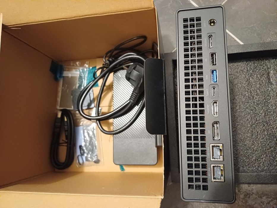 Mini PC Minisforum MS-A1 8700G Radeon 780M 32GB 1TB