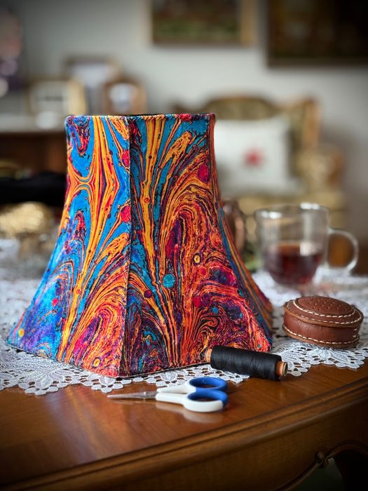 Lampa stołowa z kolorowym, ręcznie szytym abażurem. Rękodzieło.