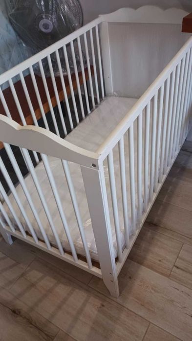 Berço de cor branco