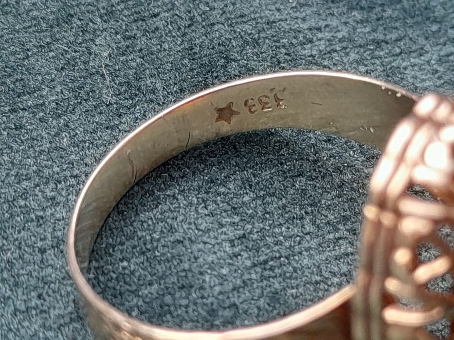 Piękny zloty pierścionek z koralem