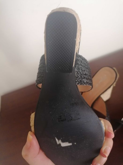 Sandálias novas preto e branco