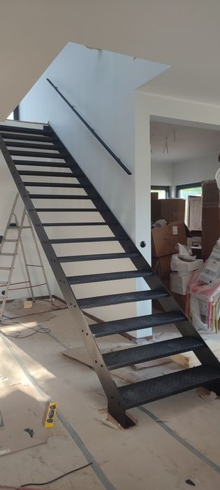 Schody stalowe wewnętrzne schody dywanowe  policzkowe