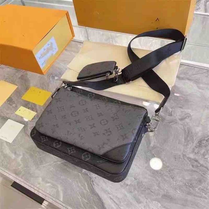 Bolsas e cintos de Louis Vuitton