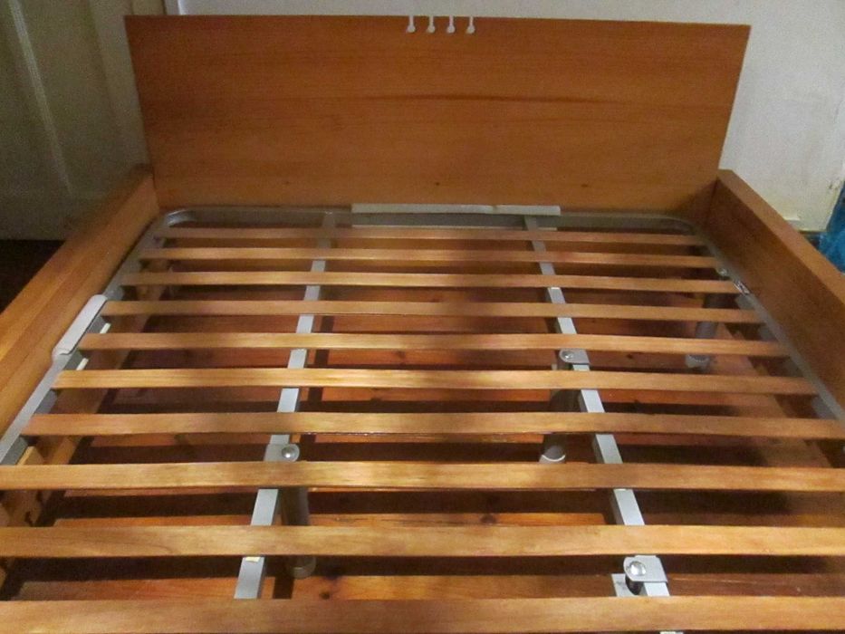 Cama de casal em madeira maciça, cor mel