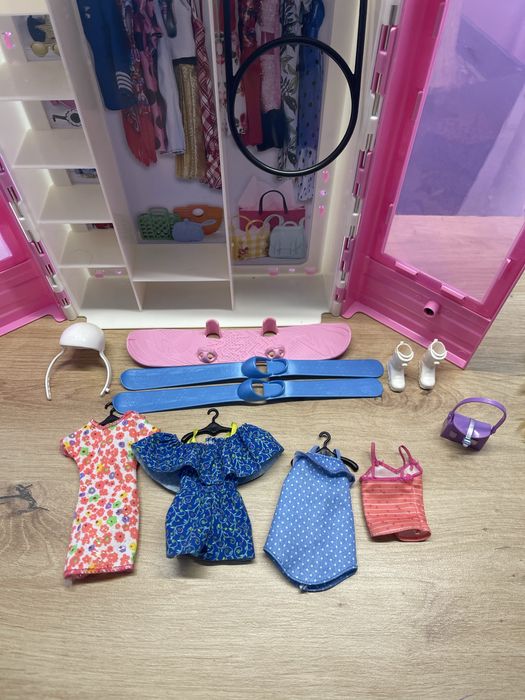 Шафа Barbie з одягом та аксесуарами