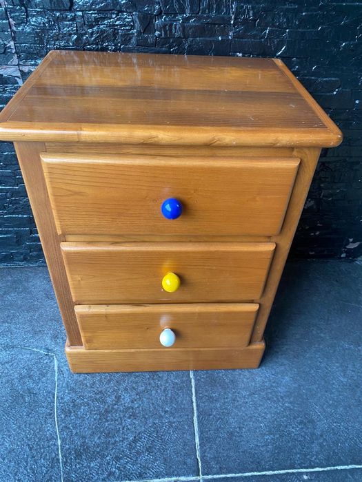 2 mesinhas de cabeceira + 1 secretária