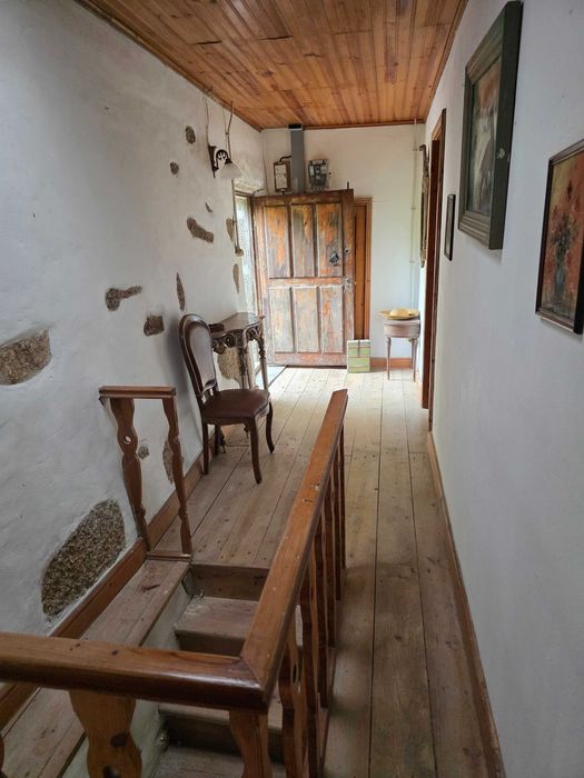 Quintinha com casa com 4 quartos e terreno amplo junto ao rio