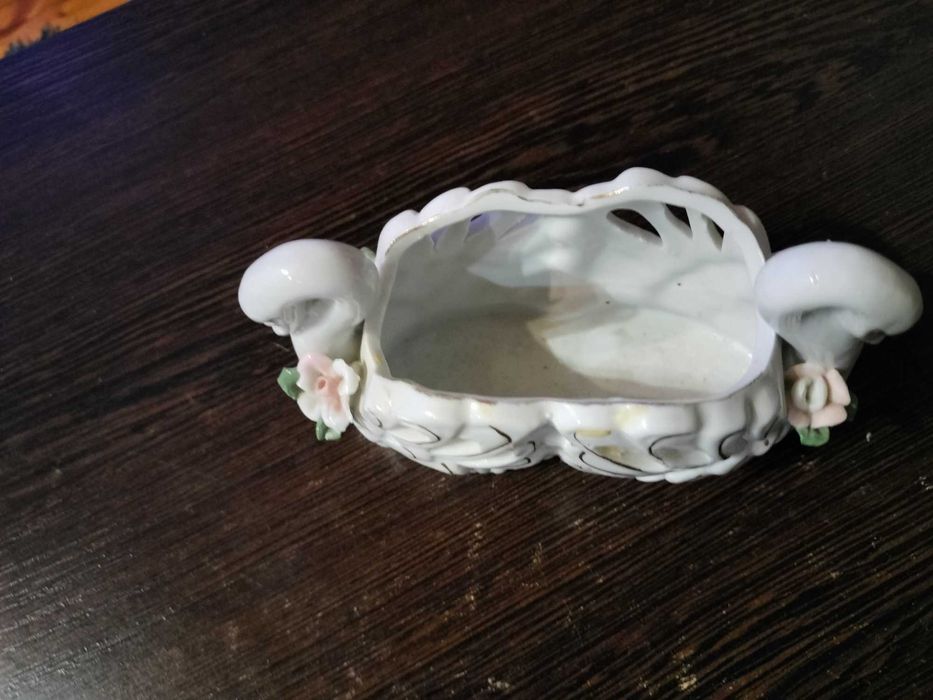 Porcelanowa figurka łabędzi