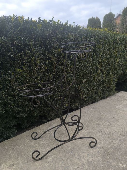 Кована підставка для квітів на два вазони