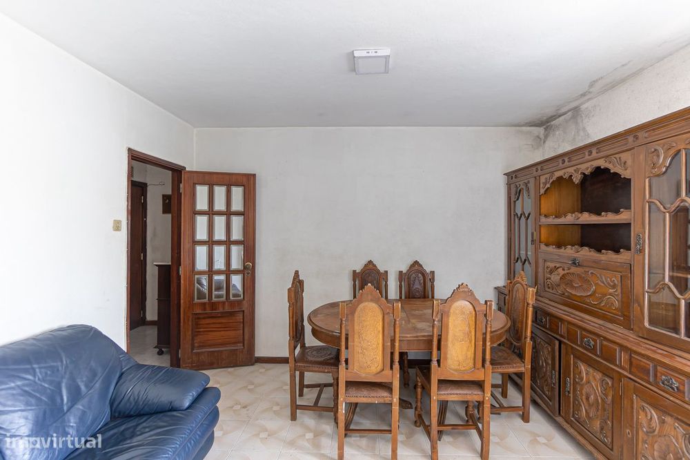 Apartamento T2 com duas frentes na zona da Biquinha