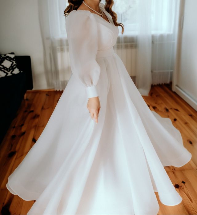 Suknia ślubna gładka z bufiastymi rękawami