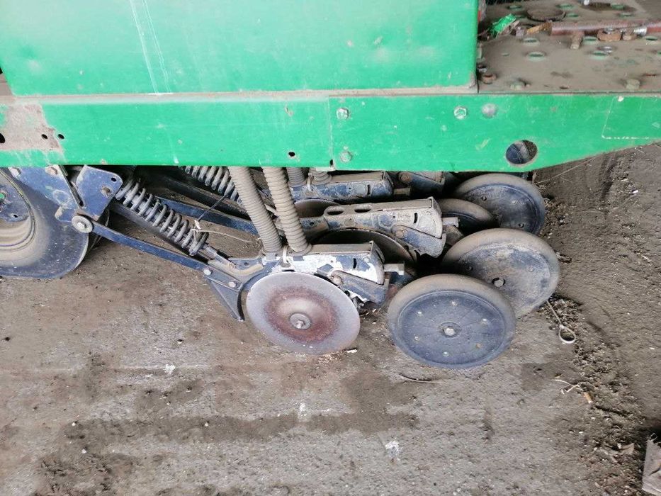 Продам сівалку John Deere 455 та інше навісне. Закриття господартства.