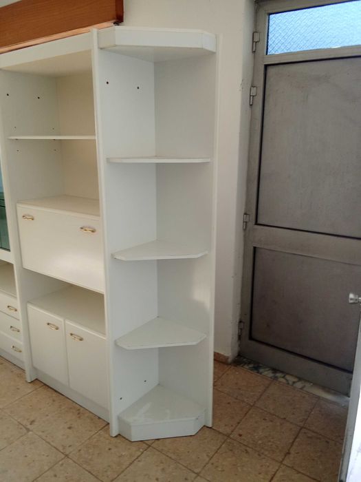 Vendo Móvel de Sala / Estante Clássica com Vitrine