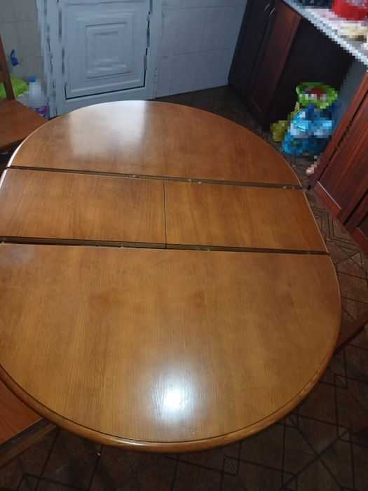 Mesa e 6 cadeiras em madeira