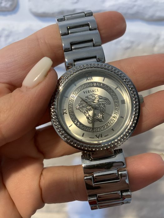 Стильні жіночі часи Versace