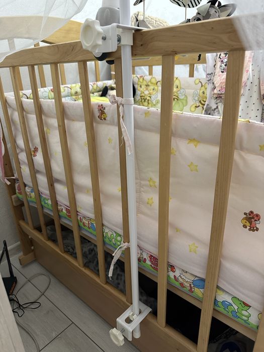 Дерев’яне дитяче ліжечко