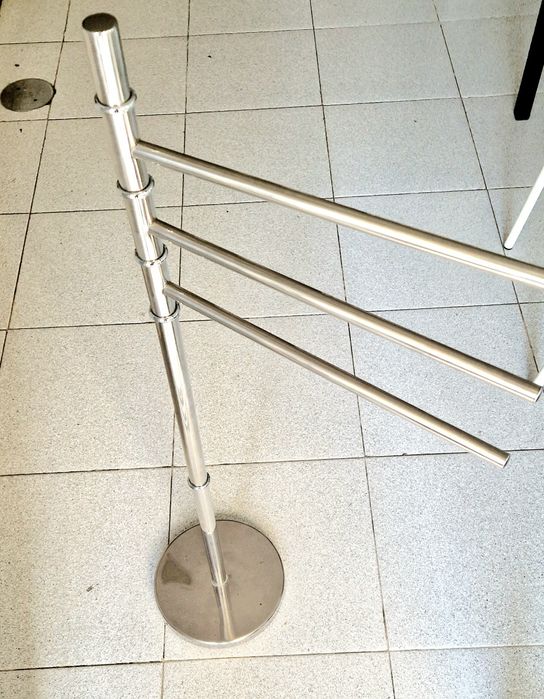 Toalheiro de Pé cromado