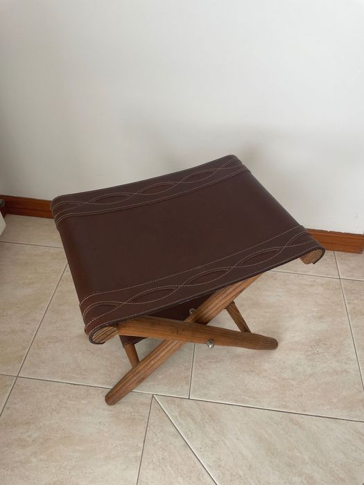 Banquinhos em Madeira e Pele