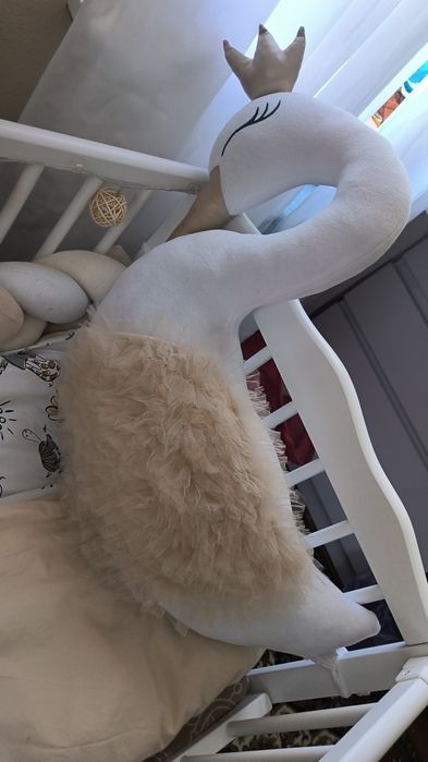 Декоративна подушка в дитяче ліжечко