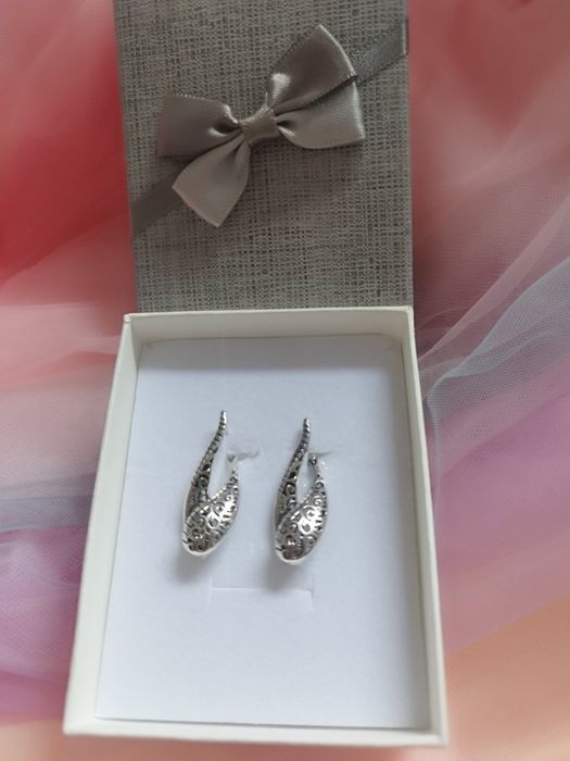 Сережки в подарунковій коробці.