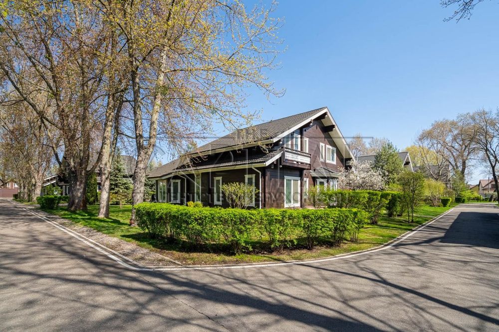 Оренда будинку з басейном у Київ Riverside Family Club