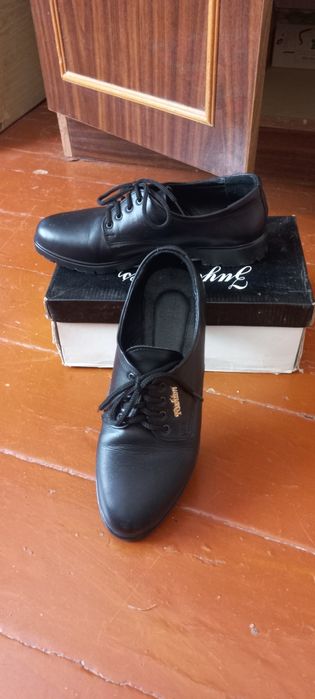 Туфлі шкіряні на шнурівці