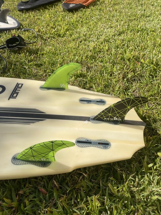 Slater Designs Sci-Fi by Tomo 5’11” LFT – Como Nova | Apenas 2 entradas na água | Conjunto Completo