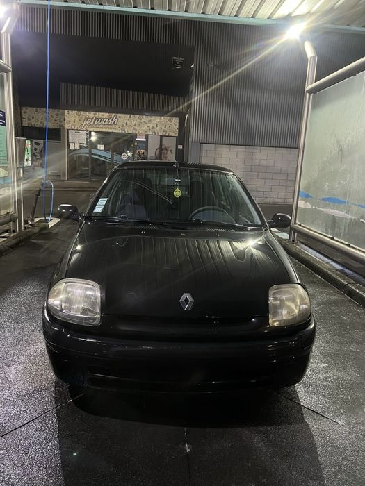 Renault Clio preto