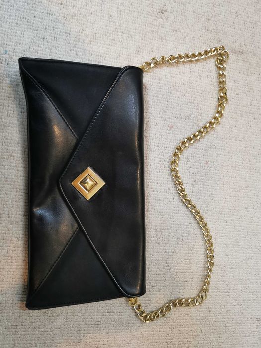 Torebka kopertowa Solar czarna złoty łańcuszek