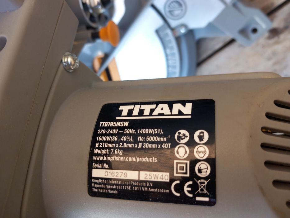Piła ukośnica Titan  1400 W 210 mm