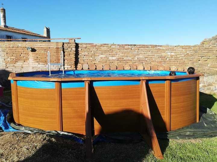 Montagem de piscinas desmontáveis aço e madeira aplicação relva e deck