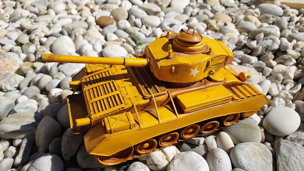 Veiculo militar em chapa para colecionadores ou decoração