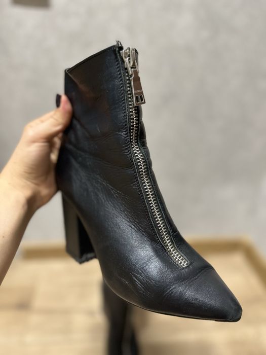 Чорні демісезонні ботильйони на каблуку