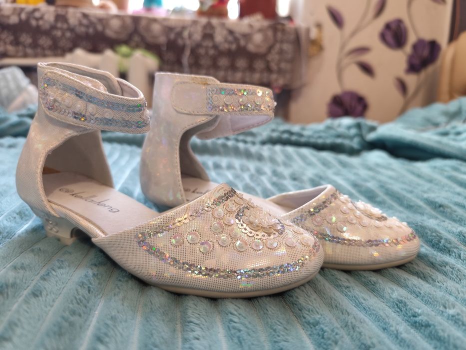 Продам детские туфли