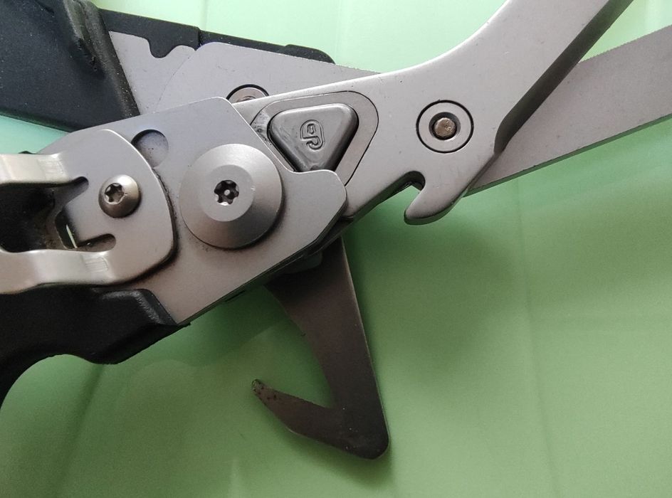 Leatherman Raptor Rescue