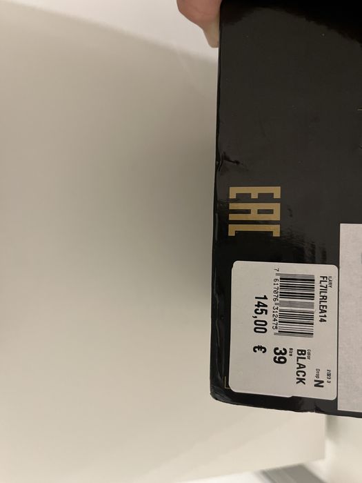 Mocassins pretos da Guess