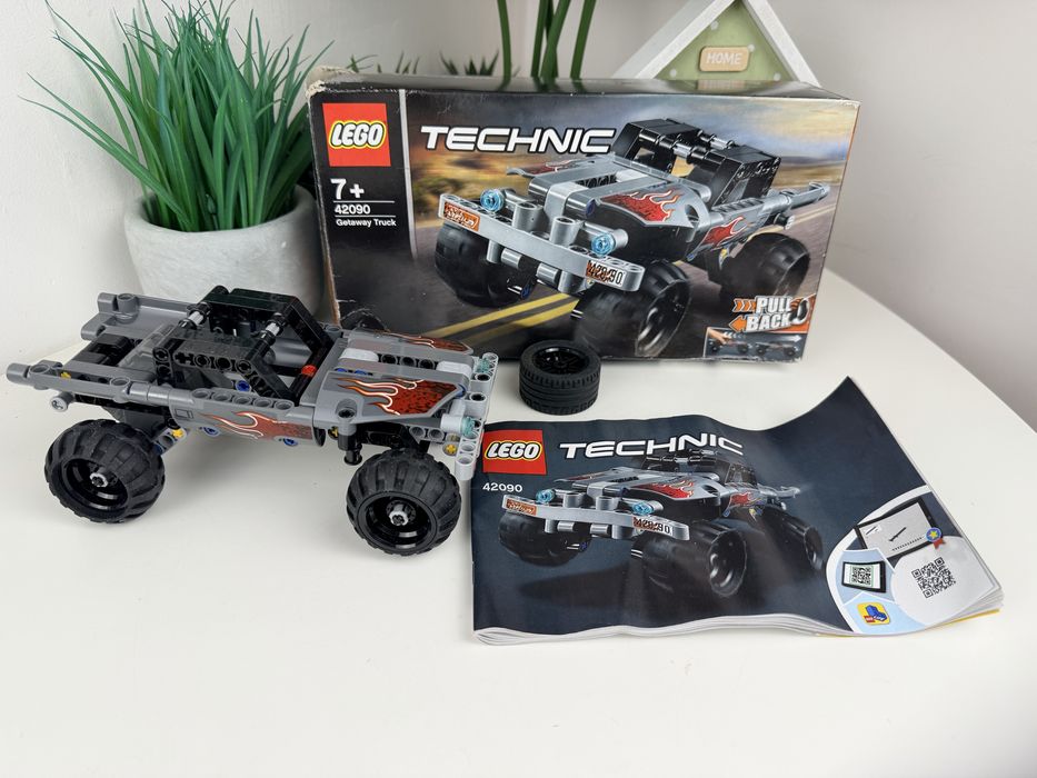 Конструктор LEGO Technic Машина для втечі (42090)