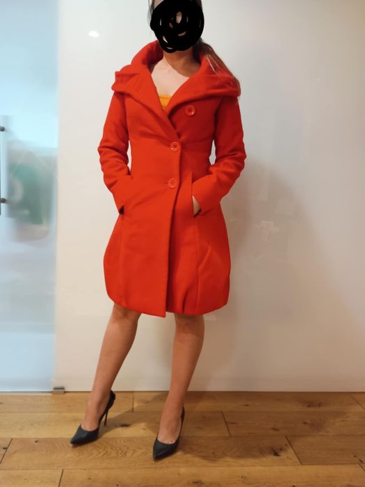 Mega stylowy, podkreślajacy figurę czerwony płaszcz jesienny  XS