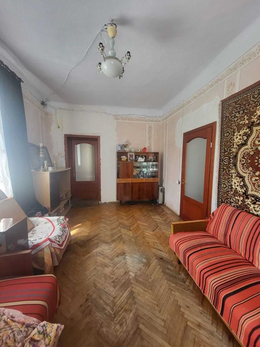 Продаж цегляного будинку з гарною земельною ділянкою, центр міста.