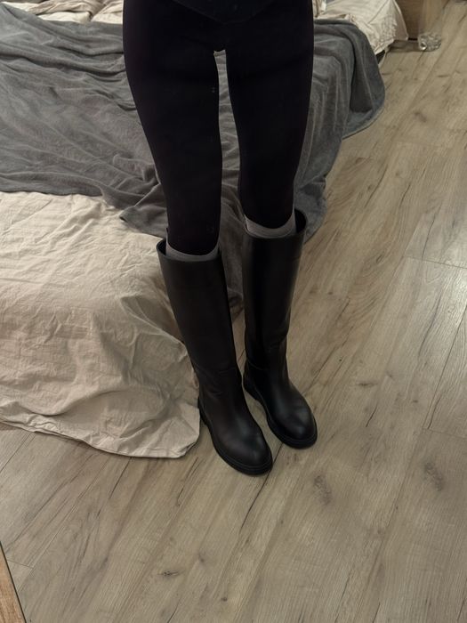 Чорні шкіряні чоботи