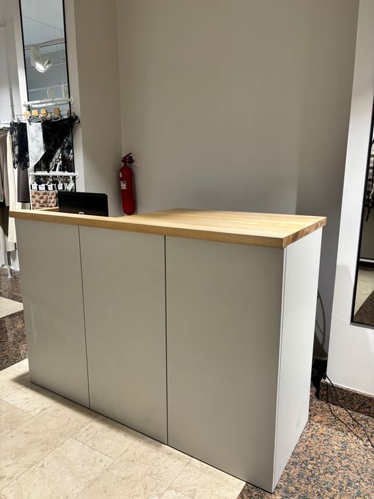 Обладнання для магазину одягу