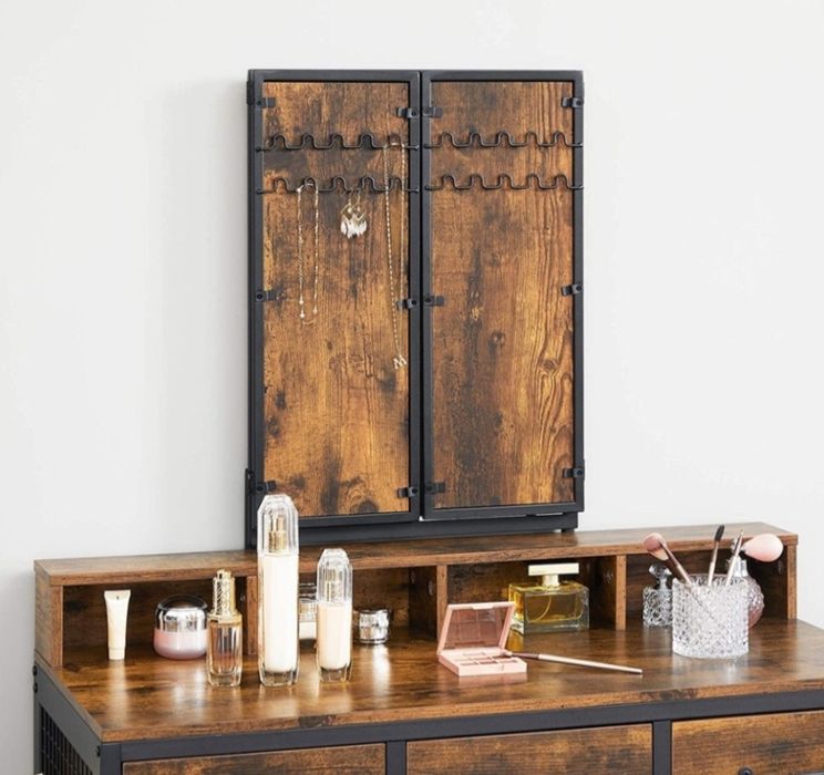 Toaletka rustykalna z lustrem i stołkiem.