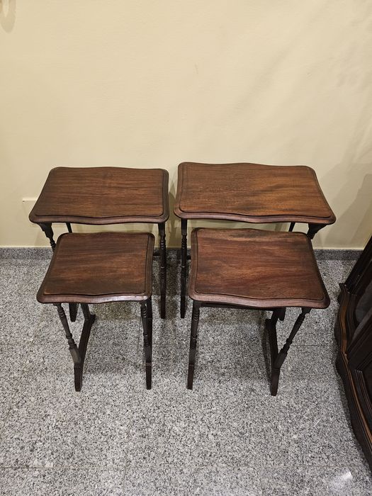 Conjunto de mesas de apoio de madeira