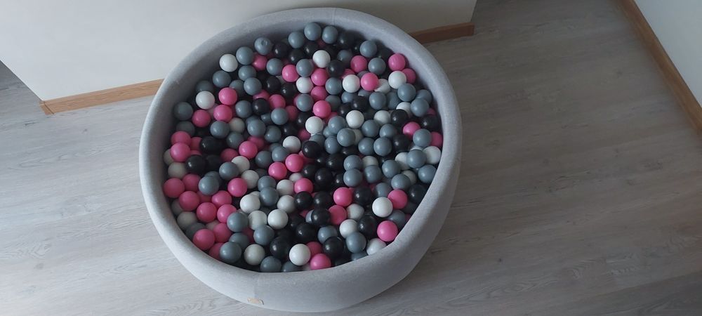 Suchy basen z piłkami