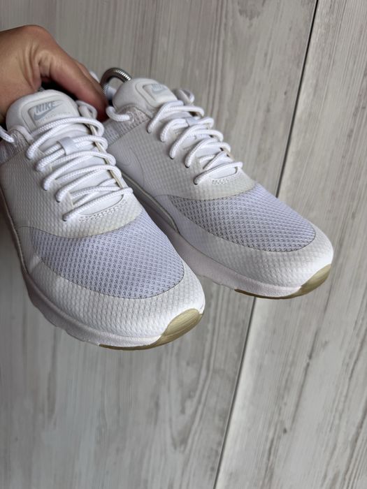 жіночі білі кросівки Nike Air Max Thea