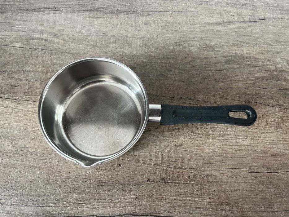 poręczny mały rondel z dzióbkiem 15 cm stal nierdzewna 18/10 rondelek