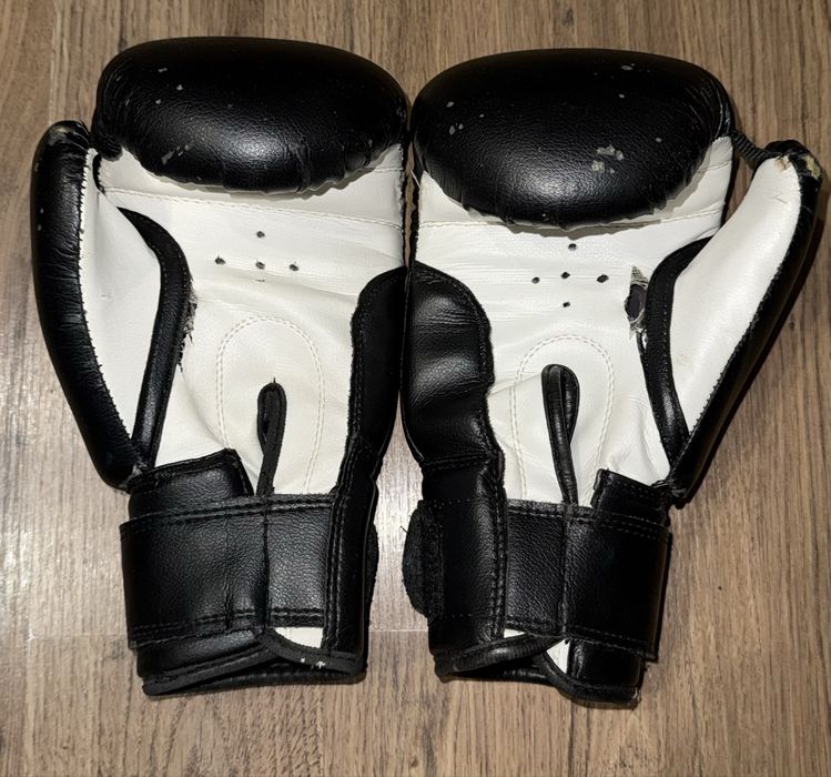 Боксерские перчатки Everlast.