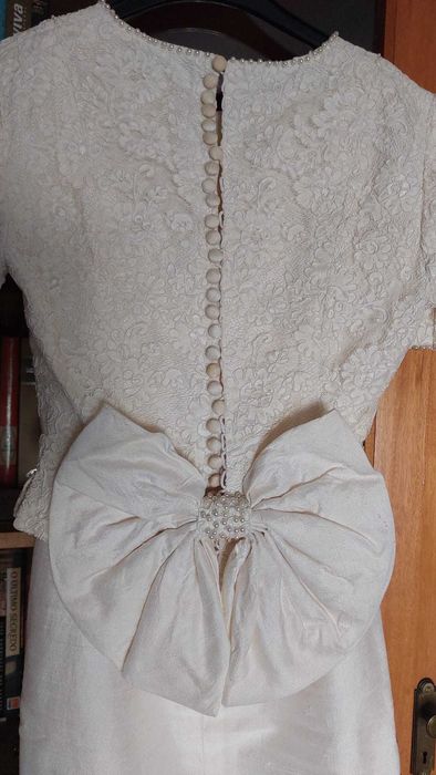 Vestido de noiva impecável, moderno com luvas e sapatos